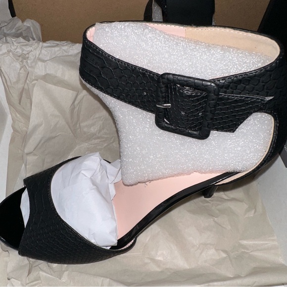 CHINESE LAUNDRY - Picture 3 of 7